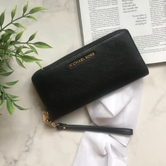 Michael Kors Jet Set Travel Black Wallet Wristlet - Picture 6 of 6